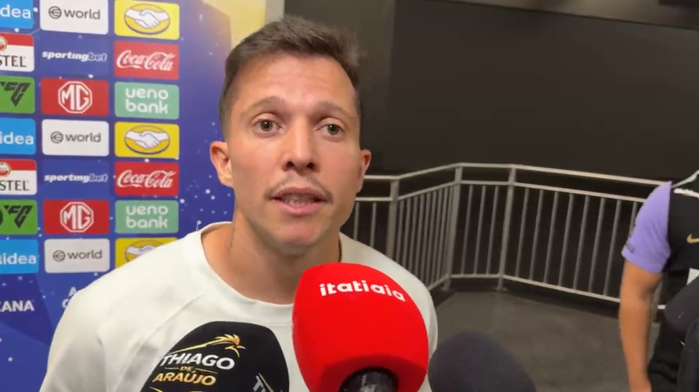 Atlético: Bernard dá razão às críticas da torcida e se desculpa por comemoração