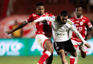 Ex-Cruzeiro marca, Vila Nova vence Operário e assume liderança provisória da Série B