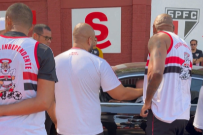 Torcedores do São Paulo cobram presidente Harry Massis na porta do CT