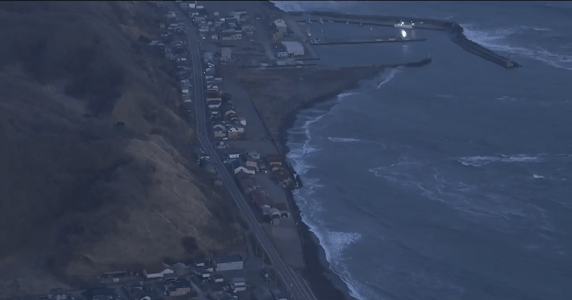 Vista aérea mostra mar agitado pós-terremoto no Japão