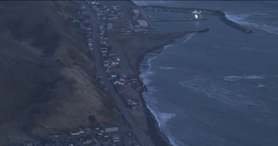 Vista aérea mostra mar agitado pós-terremoto no Japão