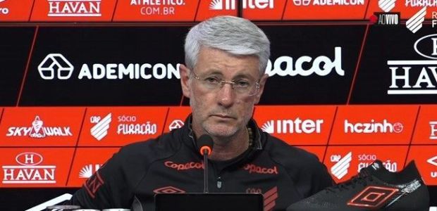 Odair Hellmann em entrevista coletiva após o empate do Athletico-PR com o Atlético-GO