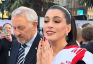 Torcedora ilustre: Anne Hathaway explica torcida por gigante da Premier League