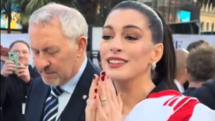 Torcedora ilustre: Anne Hathaway explica torcida por gigante da Premier League