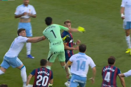 Goleiro do Zaragoza acerta soco em adversário