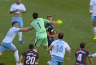 Após expulsão, goleiro dá soco no rosto de adversário em clássico na Espanha