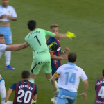 Após expulsão, goleiro dá soco no rosto de adversário em clássico na Espanha
