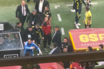 Goleiro da Seleção é expulso, se revolta, e soca cabine do VAR em clássico na Turquia