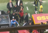 Goleiro da Seleção é expulso, se revolta, e soca cabine do VAR em clássico na Turquia