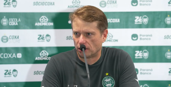 Fernando Seabra em entrevista coletiva do Coritiba na Arena do Grêmio