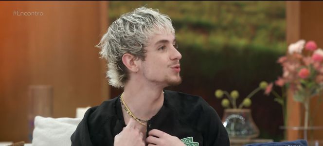 Juliano Floss exibe colar e explica que se comunicou com a família por meio do acessório