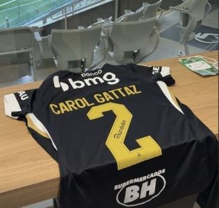Carol Gattaz recebeu camisa personalizada do Atlético