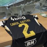 Atlético: medalhista olímpica do vôlei recebe homenagem na Arena MRV