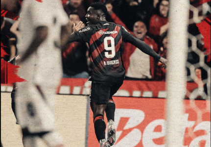 Viveros marcou dois gols e brilhou no triunfo do Furacão sobre o Vitória