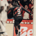 Athletico-PR marca no fim, vence Vitória e sobe na tabela do Brasileiro