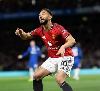 Matheus Cunha comemora gol marcado contra o Chelsea neste sábado (18)