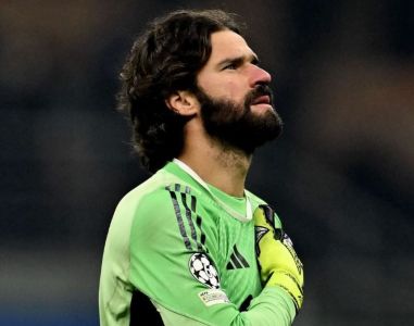Alisson, do Liverpool, está fora desde o final de março com lesão muscular