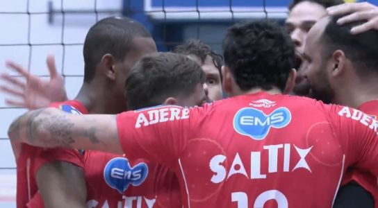 Jogadores do Campinas comemoram ponto marcado em jogo contra o Praia Clube