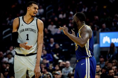 Wembanyama e Draymond Green durante jogo na noite dessa quarta-feira (1º)