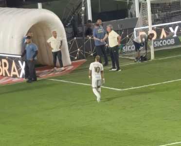 Neymar deixando o gramado da Vila Belmiro após derrota do Santos para o Fluminense