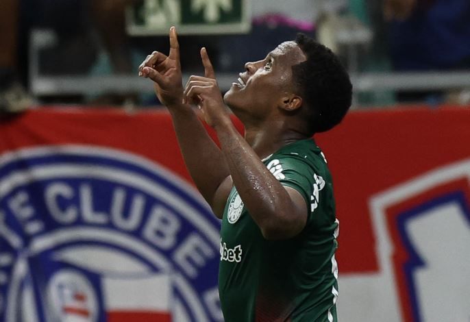Palmeiras marca no fim, vence Bahia e segue líder do Brasileirão