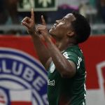 Palmeiras marca no fim, vence Bahia e segue líder do Brasileirão