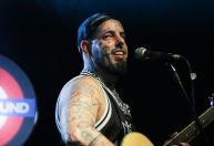 Rock na Praça: Tico Santta Cruz celebra 14 anos do Gabiroba em Belo Horizonte