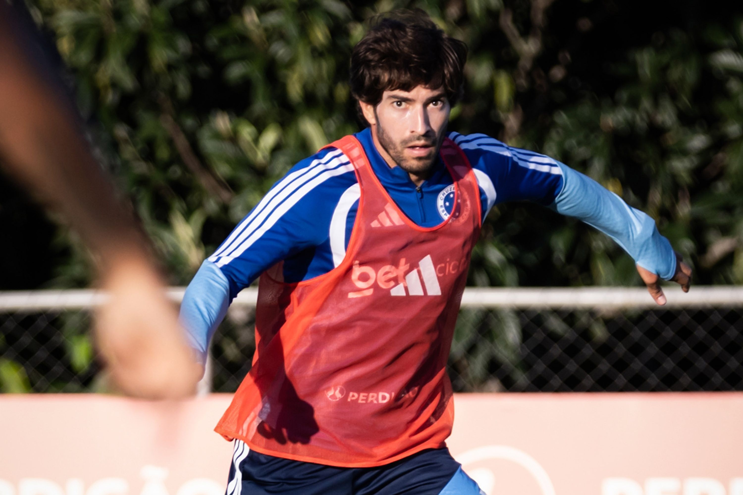 Lucas Silva comparece ao velório de torcedor do Cruzeiro atropelado por ônibus