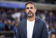 Artur Jorge reage à vitória do Cruzeiro e faz constatação sobre atuação de Néiser