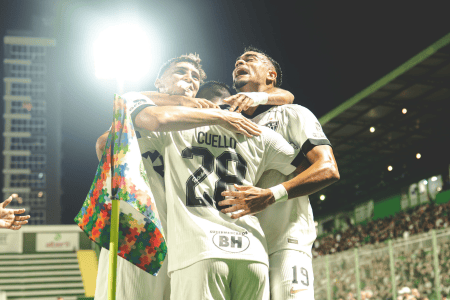 Time do Atlético comemorando gol sobre a Chapecoense na Arena Condá