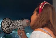 De megafone, Narcisa Tamborindeguy manda recado para Shakira