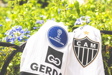 Camisa do Atlético com o patch da Copa Sul-Americana