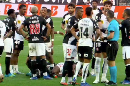 Momento da expulsão de André durante duelo entre Corinthians e Vasco