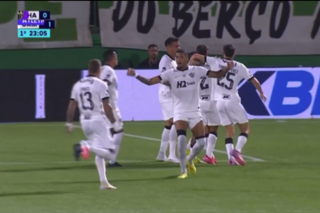 Atlético comemora primeiro gol sobre Chapecoense na Arena Condá, pelo Campeonato Brasileiro
