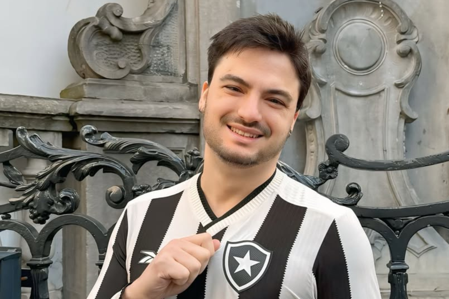 Torcedor do Botafogo, Felipe Neto se declara a ex-jogador do Atlético