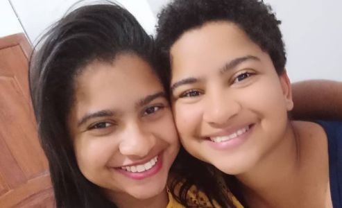 Mile Moreira e Milena são irmãs gêmeas