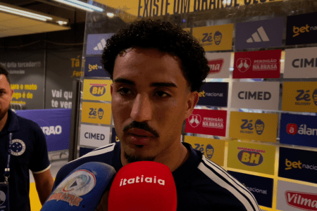 Cristian, meio-campista do Cruzeiro, em zona mista no Mineirão