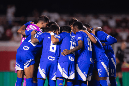 Time do Cruzeiro reunido antes de jogo do Brasileirão