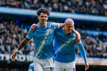 Rico Lewis e Erling Haaland comemoram gol do Manchester City