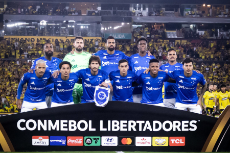 Time do Cruzeiro perfilado antes de jogo da Libertadores