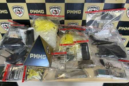 Trio envolvido em gangue é preso com armas e drogas em MG