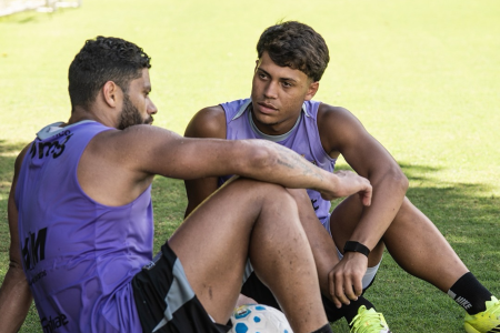 Hulk junto do filho mais velho, Ian Ângelo, em treino do Atlético na Cidade do Galo