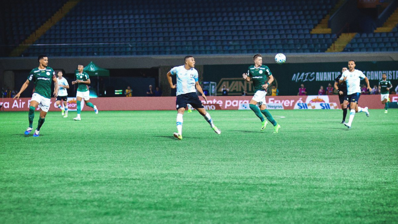 Carlos Vinícius reage à derrota para o Palmeiras e lamenta postura do Grêmio