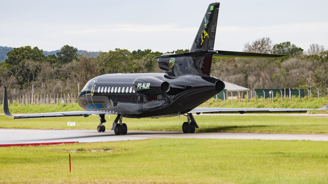Avião de Neymar faz viagens intercontinentais e chama a atenção em SC