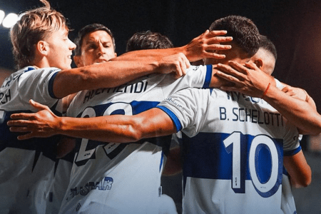 Nacho Fernández, multicampeão pelo Atlético, comemora gol do Gimnasia