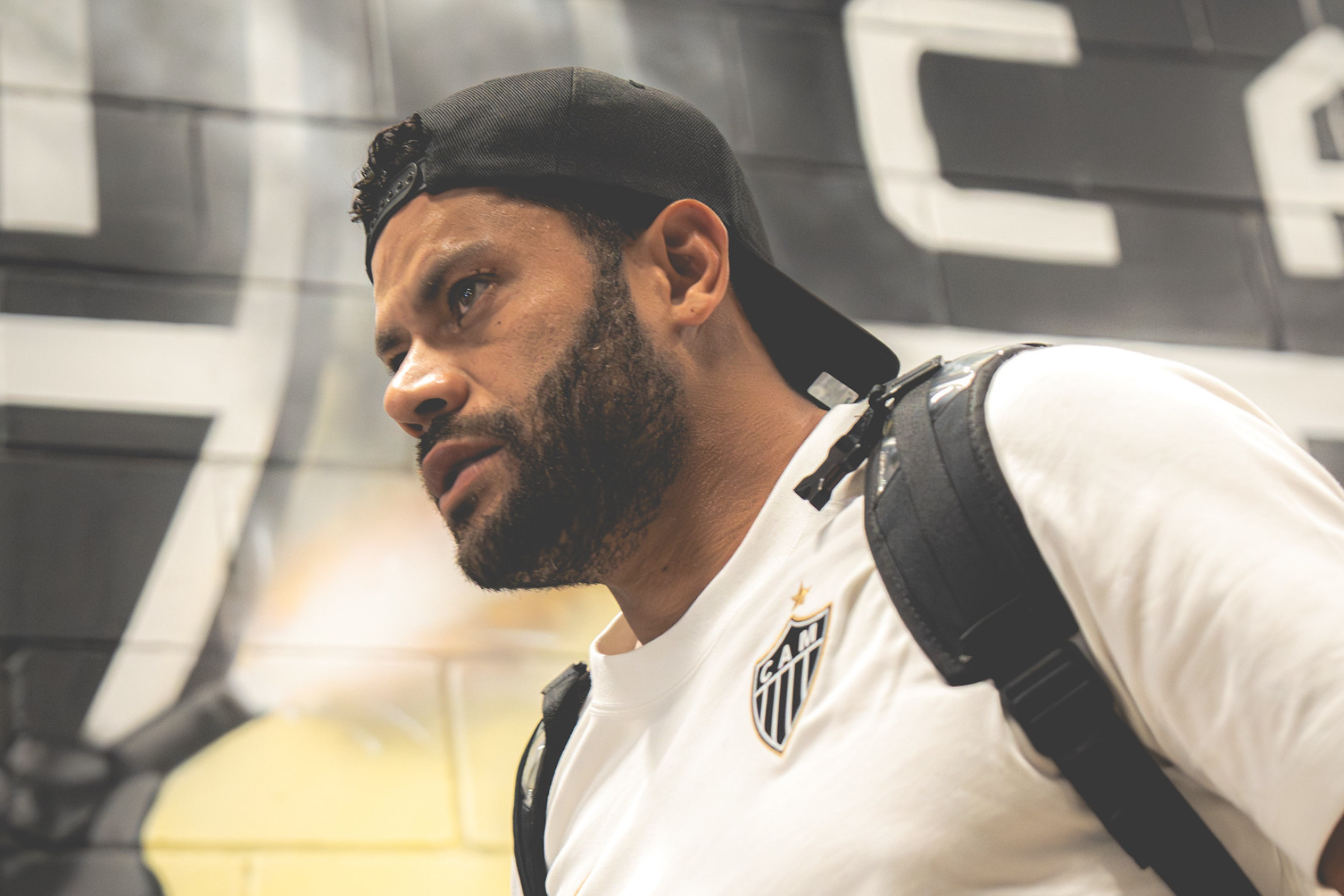 Zagueiro do Fluminense reage à possível chegada de Hulk, atacante do Atlético