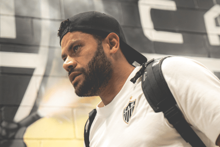 Hulk, atacante do Atlético, conversa com o Fluminense