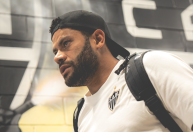 Zagueiro do Fluminense reage à possível chegada de Hulk, atacante do Atlético