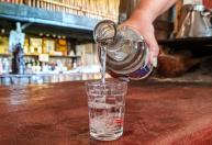 Cachaça de Salinas brilha na Europa: Minas é destaque na Alimentaria 2026
