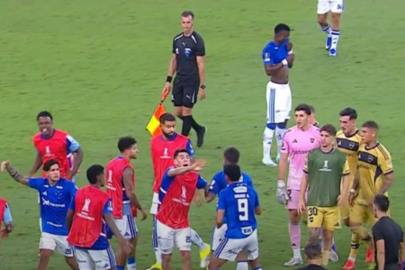Briga entre jogadores de Cruzeiro e Boca Juniors no Mineirão